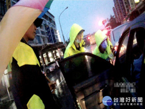 太平警方冒雨救人。林重鎣攝