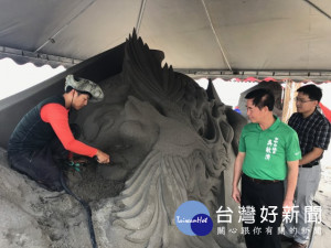 多國家沙雕大師一個月中，在惡劣的梅豪雨中辛勤製作沙雕精作，恐

將延期完成，民代及官員二十日前往關心打氣，則有信心讓觀光客驚艷。（記者陳榮昌攝）