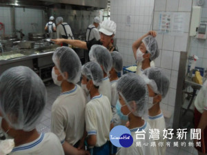 
后里區內埔國小舉辦學生參觀廚工媽媽處理一千六百人用餐的食材，

以培養學童愛惜食物觀念，讓學生珍惜食物觀念。（記者陳榮昌攝）
