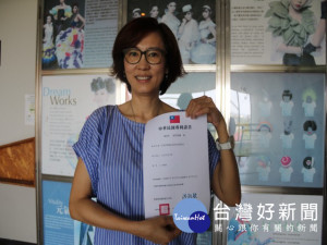 弘光科技大學化妝品應用系副教授施珮緹花一年時間構想，發明了「

充氣按壓腳趾部鞋按摩器具」，改善上課久站腳酸問題，在諸多修正
，刻已申得專利。（記者陳榮昌攝）
