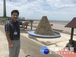 中市風管所長廖志偉指海上親水大橋拆除後，水質的大腸桿菌指數幾

近符合規標準，再加把勁演海樂園有望重新開放營業。（記者陳榮昌

攝）