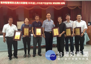 北港分局長李憲蒼頒贈感謝狀，感謝大家投入公益、協助維護社會治安的用心。（記者陳昭宗拍攝）