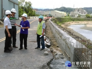 議員張芬郁邀請市府觀旅局澄清霧峰乾溪自行車道施工品質不佳問題。林重鎣攝