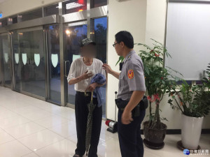圖:大溪警分局中新派出所員警周良翰細心尋問失智老人後，通知其家人前來領回。(記者陳寶印攝)