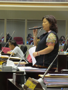 縣議員謝端容極力爭取子母隧道處的廁所和停車場。（記者許素蘭／攝）