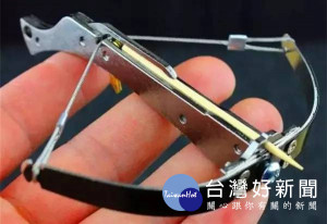 經濟部標準檢驗局表示牙籤弩未送驗安全性，販賣者已違法，目前已要求相關業者下架；警方也認定「牙籤弩」屬「十字弓」，屬管制槍械，違法持有者可處3年以下有期徒刑，併科新台幣100萬元以下罰金。（圖／翻攝網路）