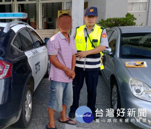 男子因騎車未戴安全帽遭警方攔查，進而發現其涉嫌酒駕，酒駕原因居然是要趕續攤，讓警方聽了直搖頭。（記者陳昭宗拍攝）