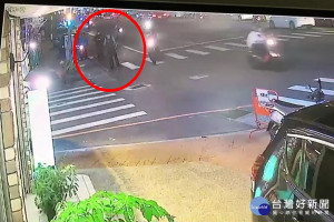 警員白泓翔發現可疑進行攔查與張嫌對峙（紅圈範圍內）遭張嫌持槍瞄準險些受害。