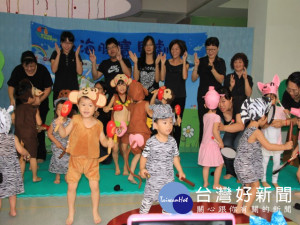 
    
弘光科技大學「小海豚寶貝劇團」，二十四日首演《頑皮的小猴子》

，幼小朋友活潑天真可愛的舞蹈表演，吸引了觀眾的目光。（記者陳
榮昌攝）
