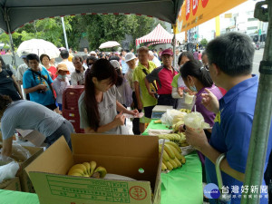 香蕉促銷活動超熱賣人潮擠爆縣府廣場（圖／屏東縣政府農業處提供）