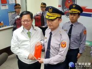 桃園市長鄭文燦頒發破案獎金20萬元，由中派出所所長黃一航代表接受。