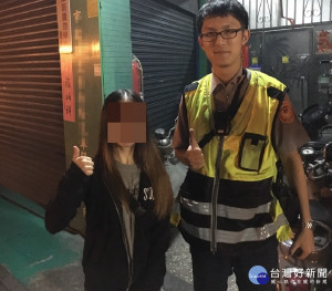 暖警護送車禍女大生返家（圖／台北市政府警察局文山第一分局提供）