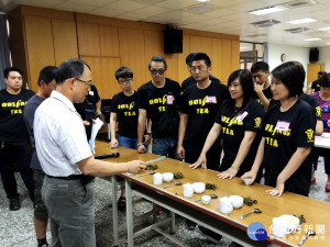 南投縣部分發酵茶焙茶競賽於27、28日兩天在行政院農委會茶業改良場凍頂工作站舉辦，28日公布特等獎得主為陳煒竣、楊清琴獲得。