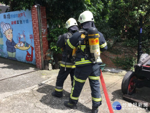水里消防分隊辦理狹小巷道暨缺水區搶救演練。