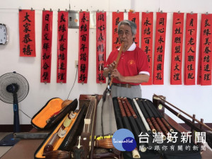 大甲71歲李長紅，有著活到老、學到老精神，音樂彈奏造詣高，所學

的不同樂器琳瑯滿目，被地方視為傳奇人物。（記者陳榮昌攝）