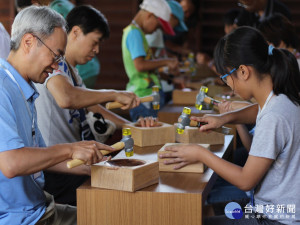 暑假期間針對親子遊客推出免費好玩的金工體驗活動。（圖／黃金博物館提供）