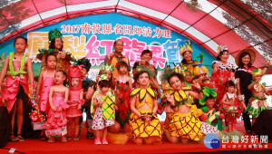 名間鄉長陳文德與參與走秀幼童合影。（記者扶小萍攝）