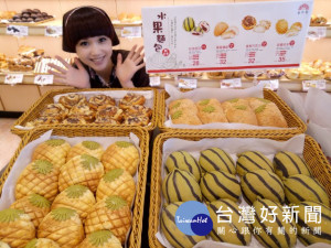 大甲裕珍馨昨日推出四種口味酸甜搭配的水果麵包，濃郁香味吸引消

費者光顧。（記者陳榮昌攝）