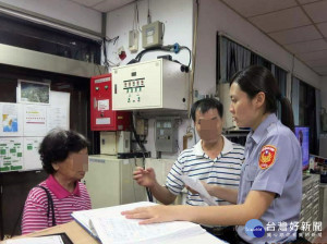 失智婦人深夜迷途   美麗女警協助返家