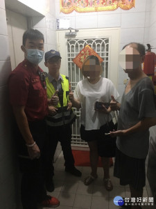 婦人半夜搭乘電梯突遇故障受困，警消徒步快速登樓以不到10分鐘的時間成功救援