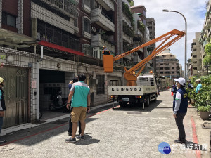 苓雅區巷弄屋簷溝執行高空作業車巡檢屋簷溝孳生源暨化學防治施作業。（圖／記者郭文君攝）