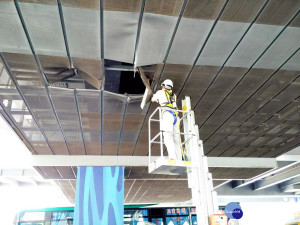 機場捷運A8長庚醫院站橋下電力系統遭超高的聯結吊車撞壞，機捷人員緊急搶修。