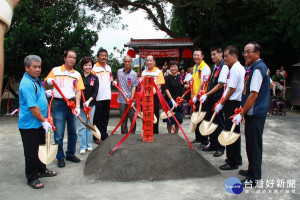 錦梓社區綠美化工程動土，議員鄉長都來祝賀。（記者扶小萍攝）