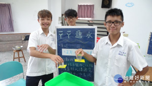 竹高同學示範利用大氣壓力讓水杯倒置水不流出。