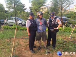 連績向八德警方及消防隊丟擲汽油彈縱火的詹姓嫌犯，逃逸40小時候被警方逮捕歸案。