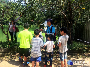 埔里鯉魚潭「蝴蝶營隊夏令營」活動，小朋友細細聆聽導覽導師的解說。