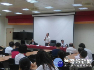 農糧署北區分署向農民朋友說明水稻保險制度，小花費大保障，歡迎農民踴躍投保。