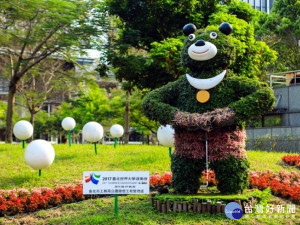 世大運吉祥物「熊讚」代表台北，在大街小巷迎接2017世大運各國選手及觀光客。（圖／台北市政府提供）