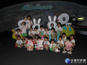 台北市立天文科學教育館針對幼兒園、及30人以上幼兒親子團體舉辦「太陽、月亮說中秋」中秋幼兒團體套裝活動。（圖／台北市政府提供）