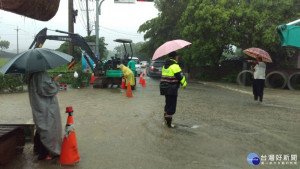 豪雨造成道路淹水，龍潭警方冒雨交管及排除道路障礙。