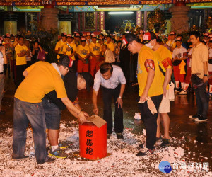 南投市城隍夜訪由林明溱縣長等點起馬炮後出發。