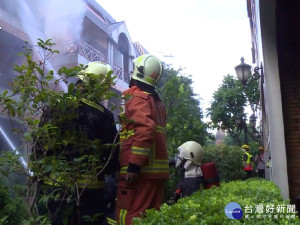 台中市西屯區文心一路巷弄內的一戶豪宅，8日清晨驚傳火警，現場火勢猛烈、一發不可收拾。警消獲報後，立即前往灌救。（圖／翻攝自網路）