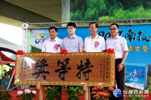 黃名村（左二）榮獲清香組特等獎及2個頭等。（記者扶小萍攝）