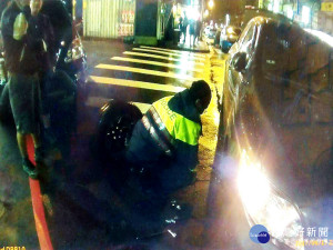 黃騰億及楊榮輝兩位員警深夜冒雨為周姓夫妻更換輪胎，讓他們感動不已。