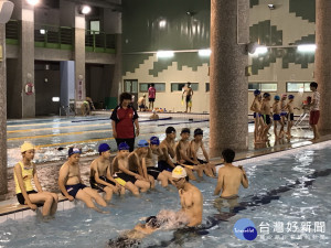 太平警分局游泳營開始。林重鎣攝