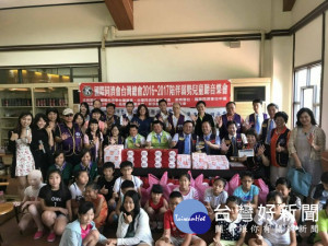 國際台中海線同際友會等五友會，昨日共同承辦陪伴弱勢兒童聽音樂

會活動，欣賞「他拉喇叭2017夏季巡迴─若愛零距離」喜劇樂團表演

，場面溫馨。（記者陳榮昌攝）