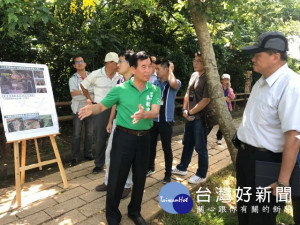 豪大雨重創大甲鐵砧山北側懸崖，崩塌內縮十餘公尺，嚴重脅內陸雕

塑等建設。議員吳敏濟十日上午召集各相關單位官員會勘，商議開發
與安全保護措施。（記者陳榮昌攝）