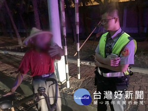 老翁形單影隻的坐在路邊，巡邏員警發現是迷途老翁，利用警政資訊應用系統查詢身分，將他安全送回家中。（記者陳昭宗拍攝）