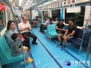 台北市觀傳局與悠遊卡公司合作，選定松山新店線一列列車，推出世大運彩繪列車（圖／台北市觀傳局）。
