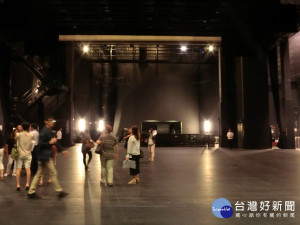 圖說：臺中國家歌劇院推出劇場導覽，讓民眾有機會進入舞台，實際體驗劇場魅力。（記者賴淑禎攝）