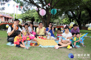 鹿港鎮長黃振彥與民眾享受在草地上野餐的樂趣。