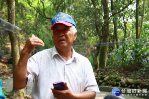 南投市漳和里長張幸生爭取改善步道也擔任導覽熱心服務。（記者扶小萍攝）