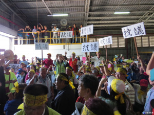 資源再生處理廠設廠說明會大批抗議民眾湧入，叫罵聲、抗議聲不斷，場面混亂。（記者許素蘭／攝）