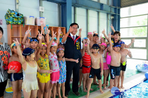 林明溱歡迎暑假讓學童到三和或鄉鎮泳池戲水。