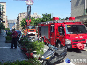 基隆市消防局第二大隊百福分隊於13日在百七街我家鄉村社區舉行實兵演練，此次演練情境預設社區高樓集合住宅五樓引發火災。（圖／基隆市政府提供）