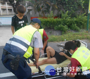 麥寮所巡邏員警協助通報救護車，並將孕婦緊急送醫，積極為民服務獲肯定與讚揚。（記者陳昭宗拍攝）